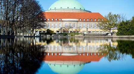 Das Hannover Congress Centrum (HCC) mit dem markanten Dach des historischen Kuppelsaals spiegelt sich in einem Teich im Stadtpark. / Foto: Hauke-Christian Dittrich/dpa