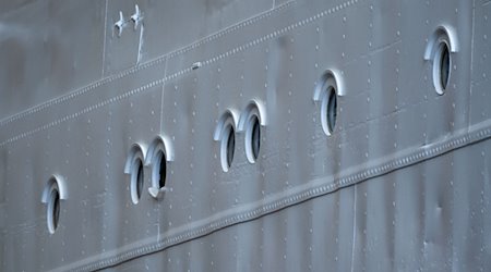 Die "Gorch Fock 1" hat die Schiffbauhalle verlassen. / Foto: Stefan Sauer/dpa