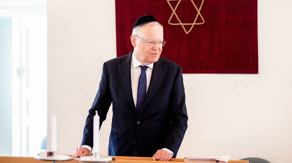 Stephan Weil (SPD), Ministerpräsident in Niedersachsen, spricht bei einem Besuch der Synagoge vor Mitgliedern der jüdischen Gemeinde. / Foto: Hauke-Christian Dittrich/dpa