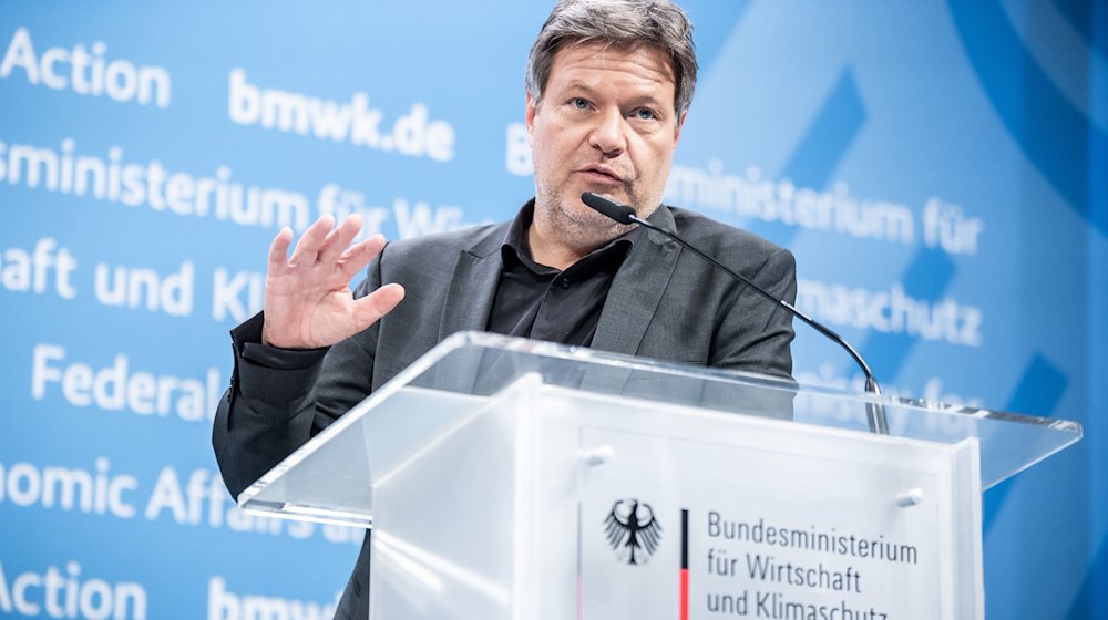 Robert Habeck (Bündnis 90/Die Grünen), Bundesminister für Wirtschaft und Klimaschutz, nimmt an einer Pressekonferenz zum Thema Fortschritt bei der Energiewende teil. / Foto: Michael Helbig/dpa-Zentralbild/dpa