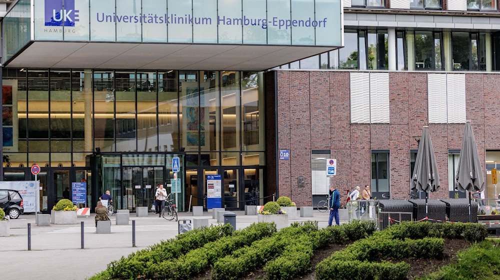 Der Haupteingang des UKE - Universitätsklinikum Hamburg-Eppendorf. / Foto: Axel Heimken/dpa