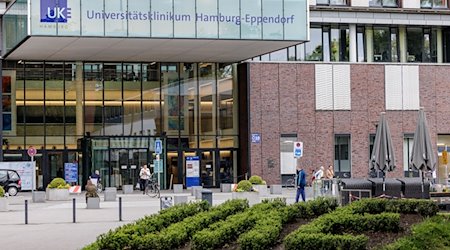 Der Haupteingang des UKE - Universitätsklinikum Hamburg-Eppendorf. / Foto: Axel Heimken/dpa