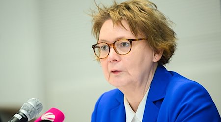 Daniela Behrens (SPD), Innenministerin, stellt bei einer Pressekonferenz die Polizeiliche Kriminalstatistik 2023 für Niedersachsen vor. / Foto: Julian Stratenschulte/dpa