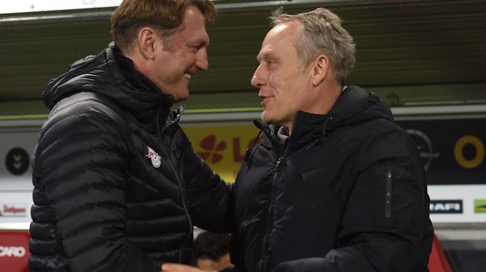 Trainer Ralph Hasenhüttl (l) von Leipzig und Trainer Christian Streich (r) von Freiburg umarmen sich vor der Partie. / Foto: Patrick Seeger/dpa/Archivbild