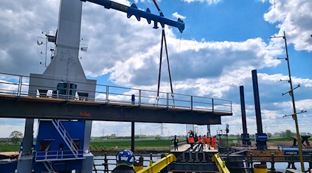 Mit einem Kran wird eine Hilfsbrücke über die Hunte errichtet. / Foto: Tim Cappelmann/Deutsche Bahn/dpa