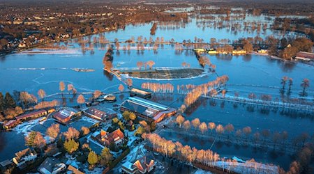 Häuser und Wiesen im Hochwassergebiet, aufgenommen mit einer Drohne. / Foto: Sina Schuldt/dpa/Archivbild
