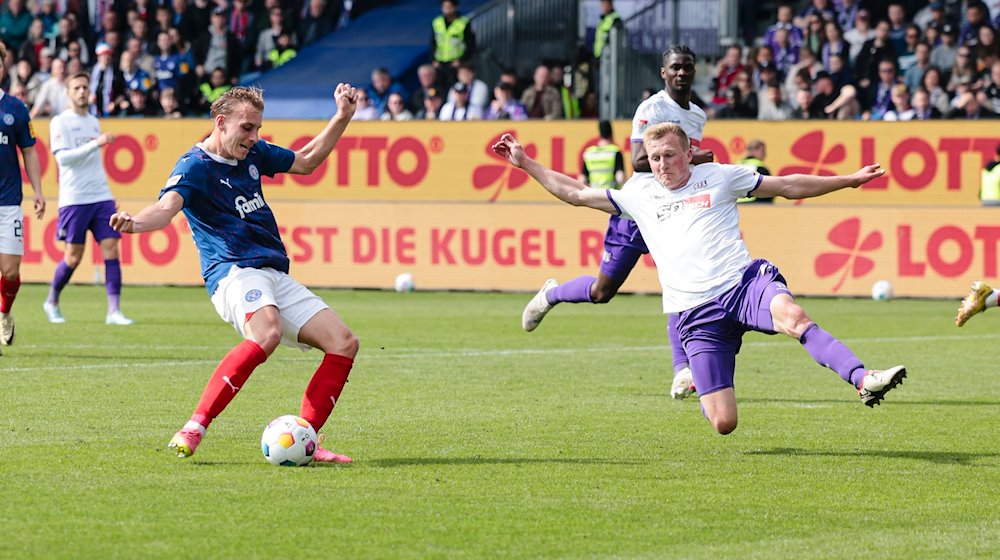 Kiels Timo Becker (l) trifft gegen Osnabrücks Niklas Wiemann zum 3:0. / Foto: Frank Molter/dpa