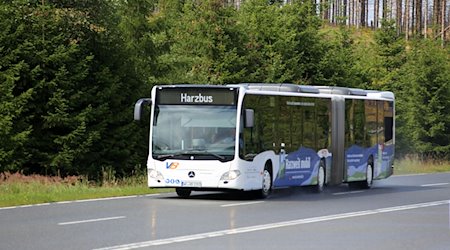 Ein Bus mit neuer Werbung für das Hatix fährt auf der Bundesstraße 4 im Harz. / Foto: Stefan Rampfel/dpa