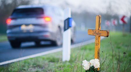 Ein Kreuz zum Gedenken an Unfallopfer steht an einer Landstraße. / Foto: Julian Stratenschulte/dpa/Symbolbild