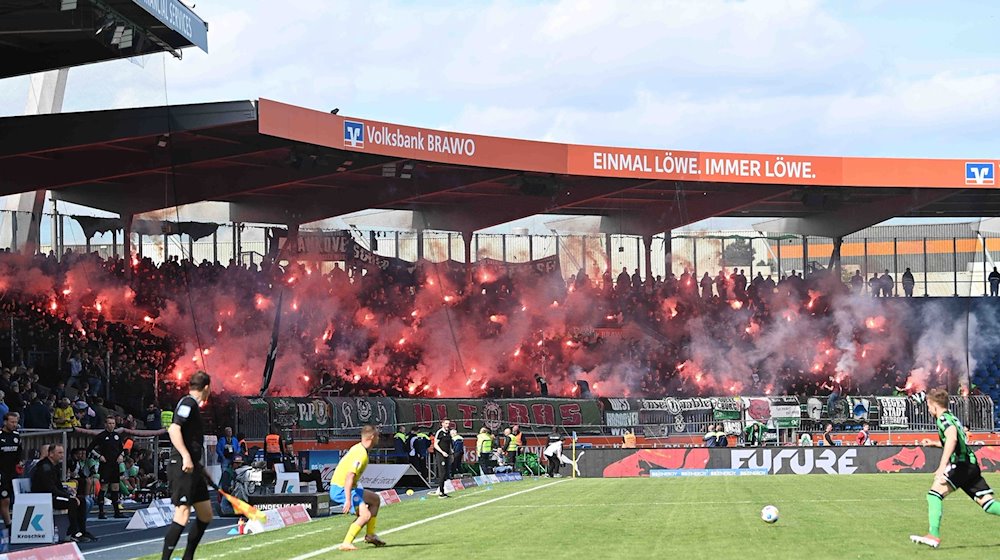 Hannovers Fans zünden Pyrotechnik auf der Tribüne. / Foto: Swen Pförtner/dpa