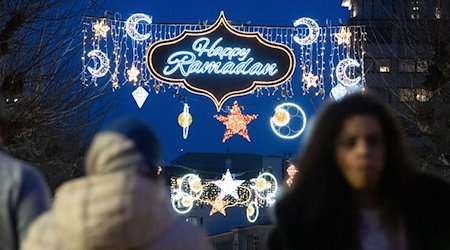 Der erleuchtete Schriftzug «Happy Ramadan» ist bei Einbruch der Dunkelheit auf der Fressgass in Frankfurt am Main zu sehen. / Foto: Boris Roessler/dpa