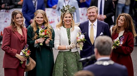 Prinzessin Ariane (l-r) , Prinzessin Amalia, Königin Maxima, König Willem-Alexander und Prinzessin Alexia von den Niederlanden stehen zusammen während des Königstags. / Foto: Freek Van Den Bergh/ANP/dpa