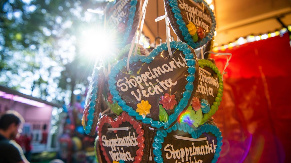 «Stoppelmarkt Vechta» steht auf Lebkuchenherzen an einem Süßigkeitenstand. / Foto: Lino Mirgeler/dpa/Archivbild