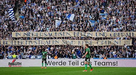 Hertha-Fans zeigen den Schriftzug "In Niedersachsen, Berlin und überall - Kollektivstrafen sind keine Option". / Foto: Soeren Stache/dpa