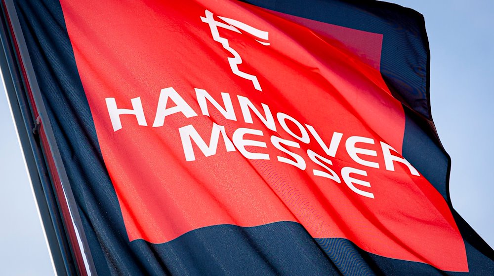 Eine Fahne zur Hannover Messe weht im Licht der Sonne auf dem Messegelände. / Foto: Moritz Frankenberg/dpa