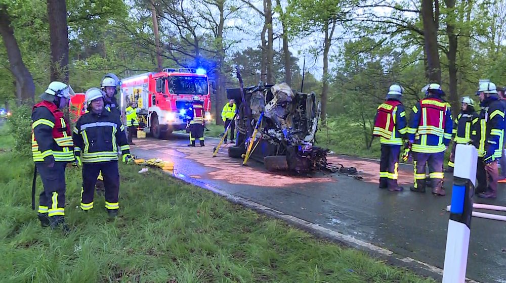 Einsatzkräfte der Feuerwehr arbeiten an einer Unfallstelle. / Foto: Uncredited/dpa