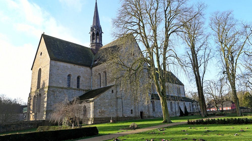 Die Klosterkirche des Klosters Loccum mit dem umliegenden Friedhof. / Foto: Holger Hollemann/dpa