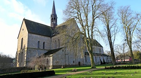 Die Klosterkirche des Klosters Loccum mit dem umliegenden Friedhof. / Foto: Holger Hollemann/dpa