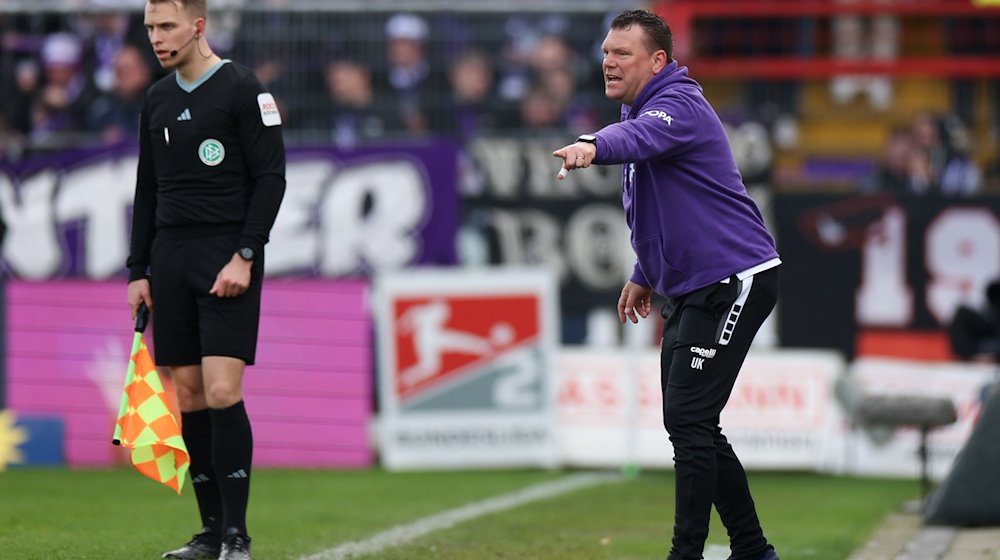 Osnabrücks Trainer Uwe Koschinat steht an der Seitenlinie. / Foto: Friso Gentsch/dpa