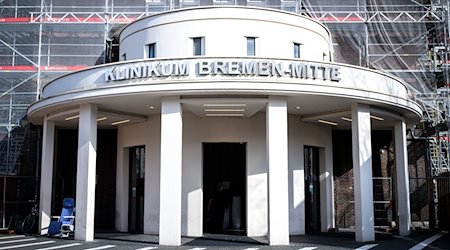 Der Eingang zum Klinikum Bremen-Mitte. / Foto: Sina Schuldt/dpa/Archivbild