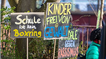 Schilder mit Anti-Gewalt-Slogans stehen bei einer Demo vor einem Schulamt. / Foto: Frank Hammerschmidt/dpa/Symbolbild