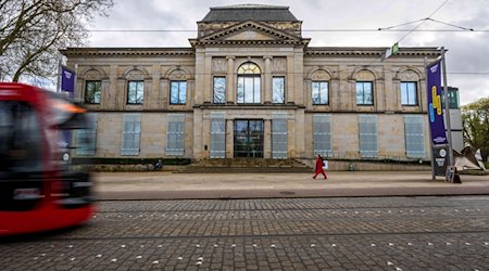 Eine Frau läuft an der Bremer Kunsthalle vorbei. / Foto: Sina Schuldt/dpa