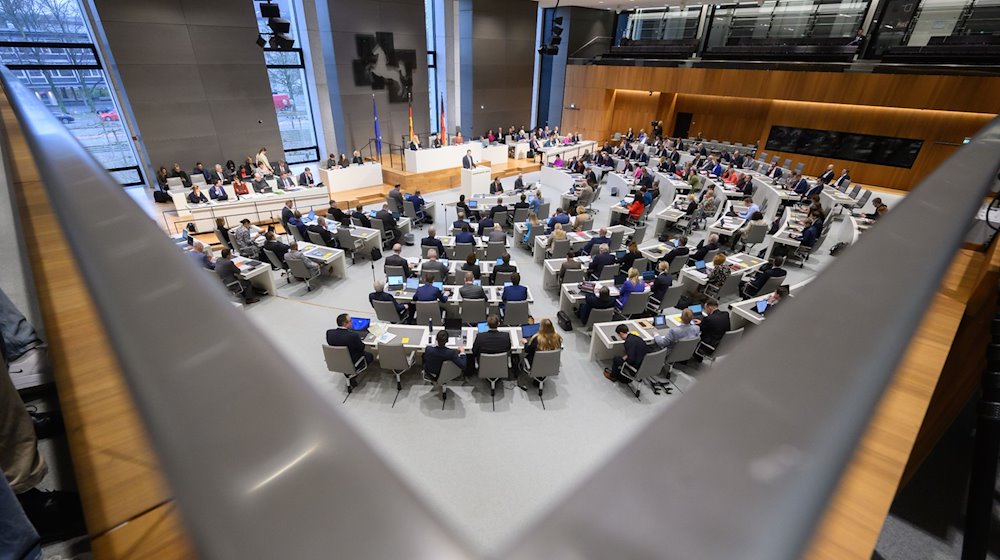 Die Abgeordneten sitzen während einer Sitzung im niedersächsischen Landtag. / Foto: Julian Stratenschulte/dpa