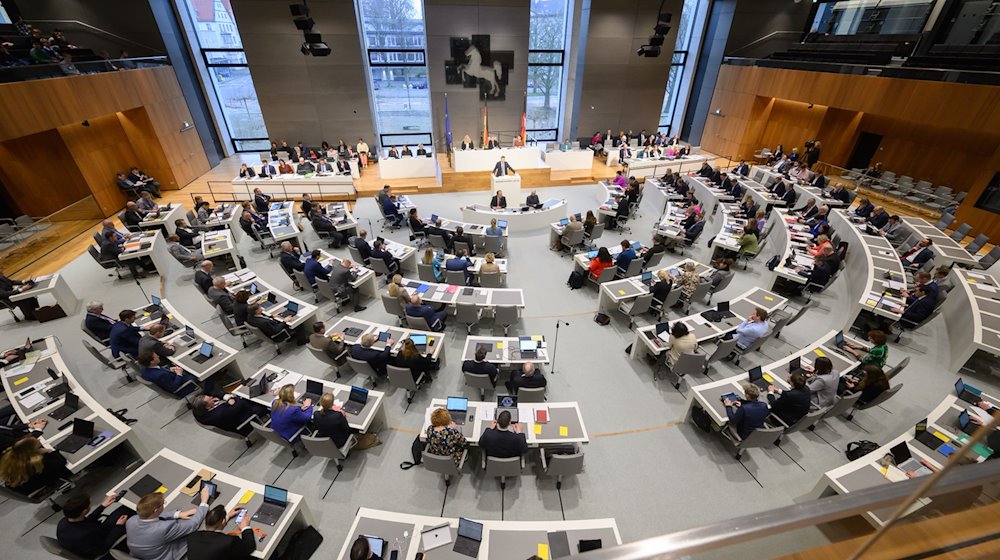 Die Abgeordneten sitzen während einer Sitzung im niedersächsischen Landtag. / Foto: Julian Stratenschulte/dpa/Archivbild