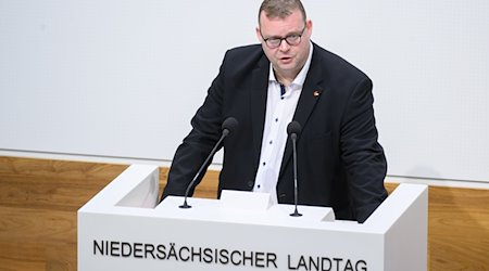 Ansgar Georg Schledde (AfD) spricht im Landtag Niedersachsen. / Foto: Julian Stratenschulte/dpa
