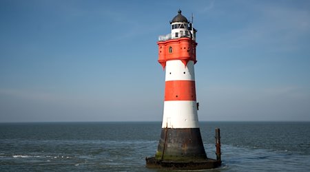 In der Nordsee vor Bremerhaven steht der Leuchtturm «Roter Sand». / Foto: Sina Schuldt/dpa/Archivbild