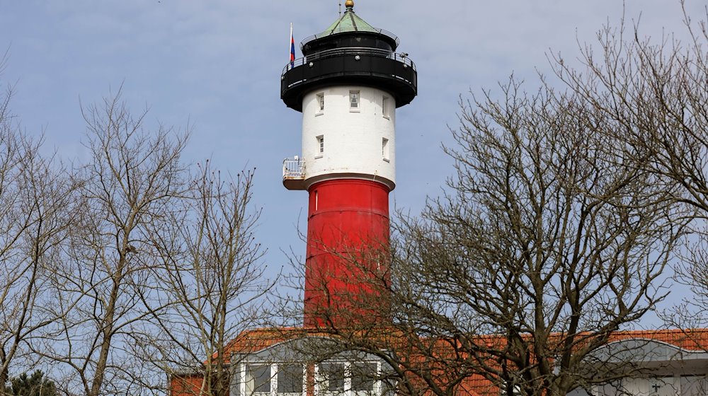 08.04.2018, Niedersachsen, Wangerooge: Ein Blick auf den alten Leuchtturm der Insel. / Foto: Mohssen Assanimoghaddam/dpa
