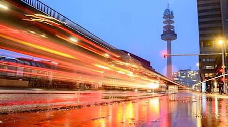 Der ehemalige Fernsehturm «Telemoritz» (auch «VW-Tower») steht an der Raschplatzhochstraße. / Foto: Julian Stratenschulte/dpa