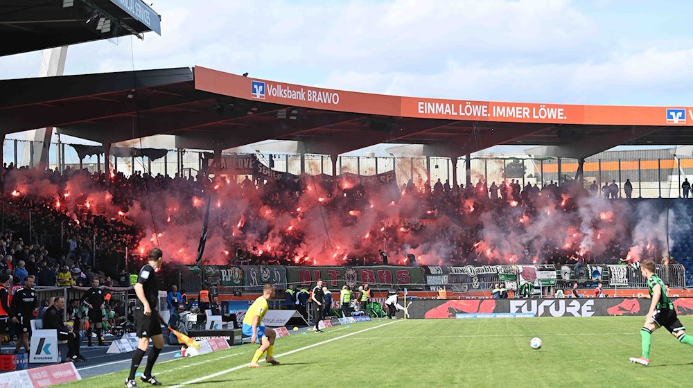 Hannovers Fans zünden Pyrotechnik. / Foto: Swen Pförtner/dpa