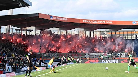 Hannovers Fans zünden Pyrotechnik. / Foto: Swen Pförtner/dpa