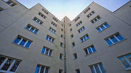 Die Fassade eines Wohnblocks. / Foto: Ole Spata/dpa/Symbolbild