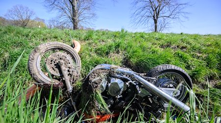 Das Krad eines Motorradfahrers liegt nach einem Unfall in einem Straßengraben. / Foto: Julian Stratenschulte/dpa/Symbolbild