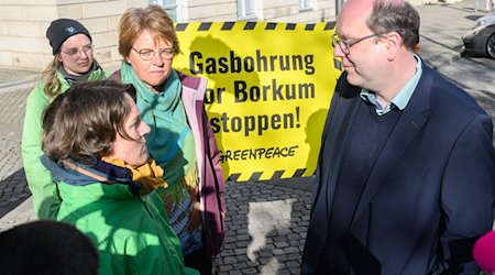 Meta Janssen-Kucz (Grüne, 3.v.l) und Umweltminister Christian Meyer (Grüne) sprechen mit Umweltktivisten. / Foto: Julian Stratenschulte/dpa/Archivbild