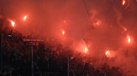 Hannovers Fans zünden Pyrotechnik. / Foto: Swen Pförtner/dpa