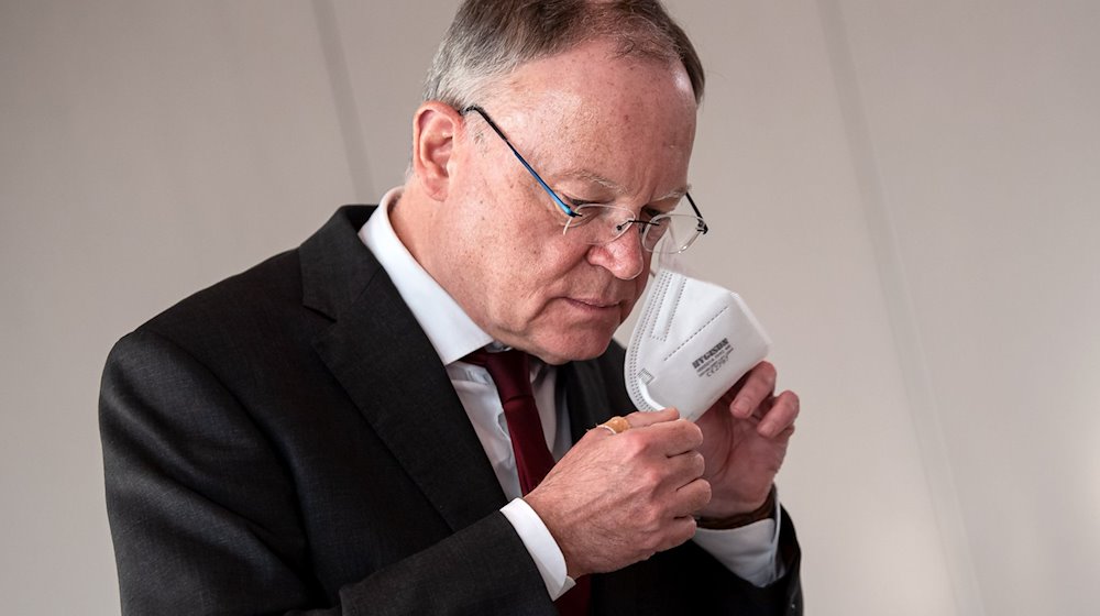 Niedersachsens Ministerpräsident Stephan Weil legt eine FFP2-Maske ab. / Foto: Sina Schuldt/dpa/Archivbild