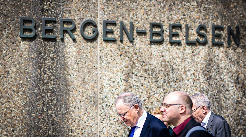 Stephan Weil (SPD, l), Ministerpräsident von Niedersachsen, geht bei seinem Besuch der Gedenkstätte Bergen-Belsen an einem Schriftzug «Bergen-Belsen» entlang - neben ihm geht Simon T. Franzmann, Institut für Demokratieforschung Göttingen. Ministerpräsident Weil besucht heute (30.04.2024) anlässlich des 75. / Foto: Moritz Frankenberg/dpa