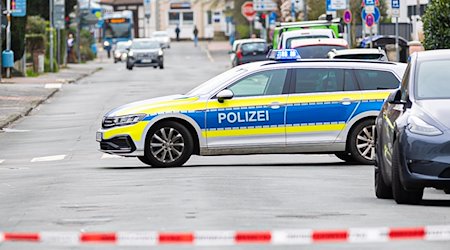 Die Polizei sperrt während des Einsatzes die Friedrichstraße in Nienburg. / Foto: Moritz Frankenberg/dpa/Archiv