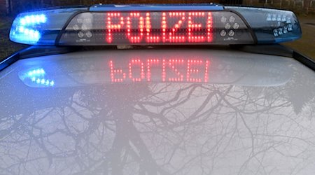 Die Schriftzug «Polizei» leuchtet auf dem Dach eines Streifenwagens der Polizei. / Foto: Carsten Rehder/dpa/Symbolbild