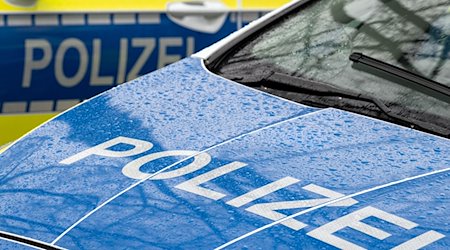 Der Schriftzug «Polizei» auf der Kühlerhaube eines Autos. / Foto: Soeren Stache/dpa/Symbolbild