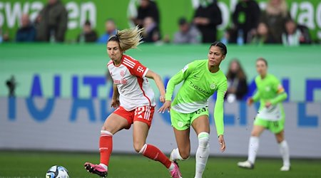 Wolfsburgs Sveindis Jonsdottir (r) und Münchens Katharina Elisa Naschenweng kämpfen um den Ball. / Foto: Swen Pförtner/dpa