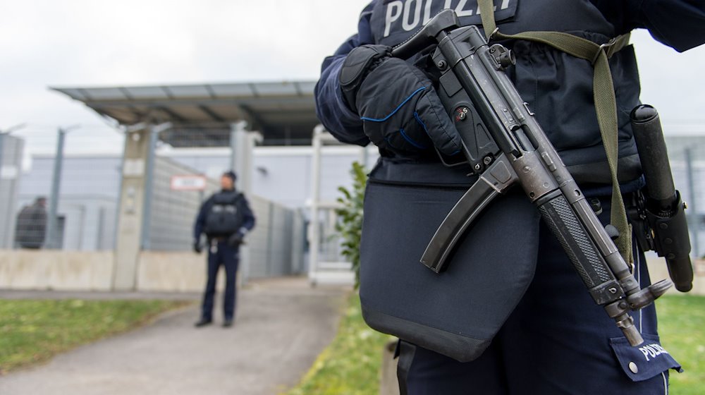 Bewaffnete Polizisten sichern das Prozessgebäude des Oberlandesgerichtes in Düsseldorf. / Foto: Monika Skolimowska/dpa