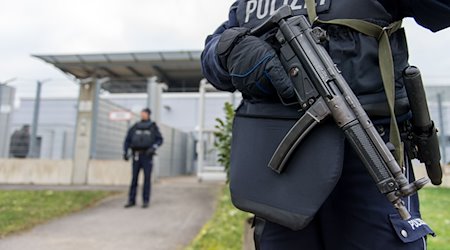 Bewaffnete Polizisten sichern das Prozessgebäude des Oberlandesgerichtes in Düsseldorf. / Foto: Monika Skolimowska/dpa
