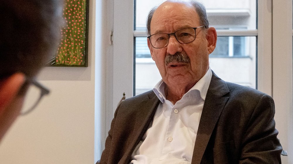 Michael Fürst, Vorsitzender der jüdischen Gemeinden in Niedersachsen, sitzt bei einem Interviewtermin in seiner Kanzlei in Hannover. / Foto: Philip Dulian/dpa/Archivbild