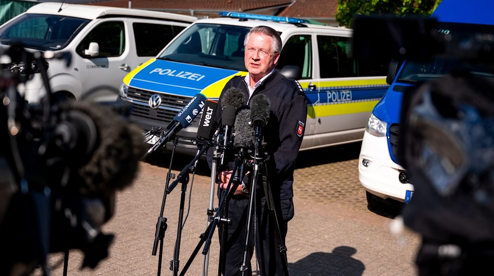 Heiner van der Werp, Polizeipressesprecher der Polizei Rotenburg gibt ein Interview. / Foto: Daniel Bockwoldt/dpa