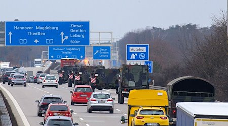 Fahrzeuge der Bundeswehr rollen im dichten Verkehr über die Autobahn A2. / Foto: Klaus-Dietmar Gabbert/dpa/Archivbild