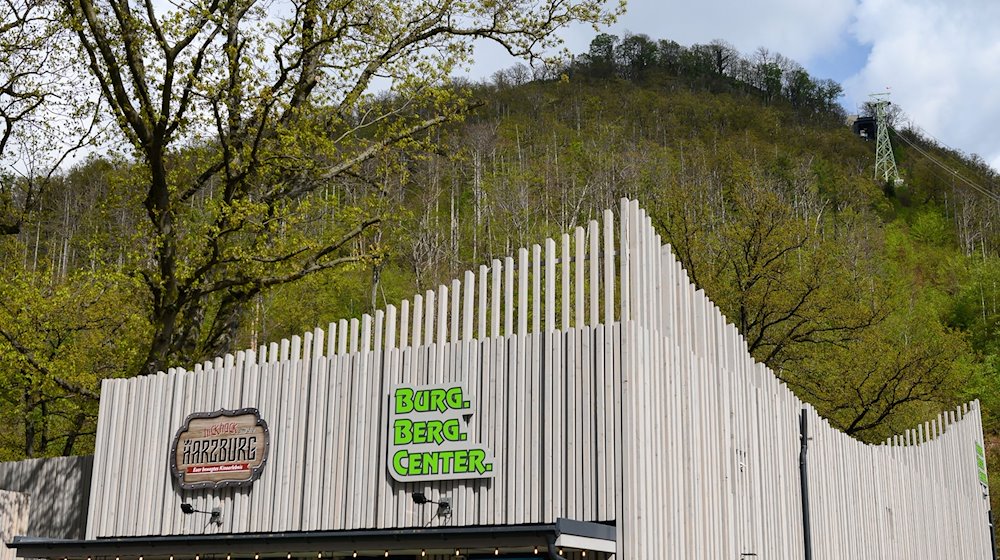 Blick auf das «BurgBergCenter» vor dem Burgberg in Bad Harzberg. / Foto: Swen Pförtner/dpa